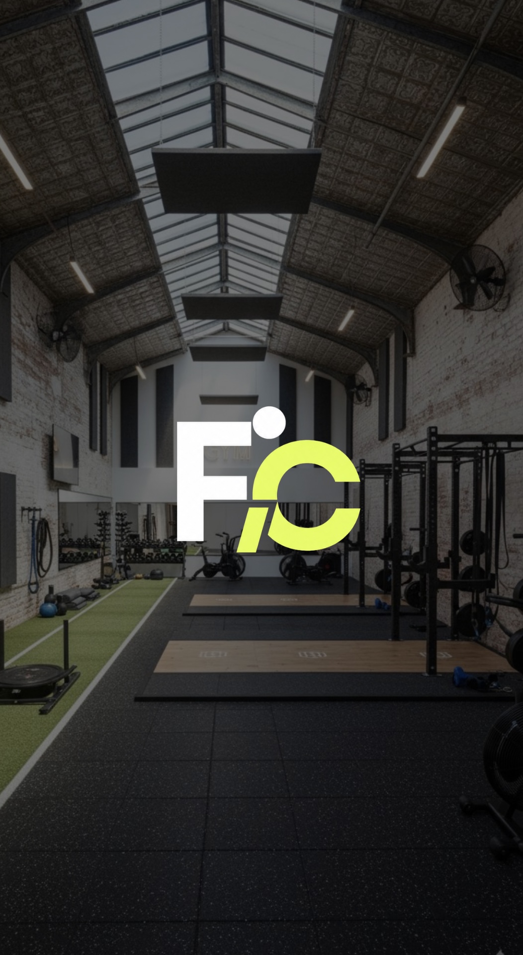 Interior de gimnasio con la marca FitCore
